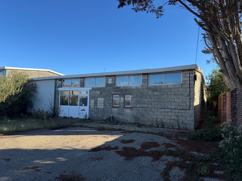 Lot: 76 - FREEHOLD VACANT TWO STOREY COMMERCIAL UNIT WITH GATED YARD - A Longer View of the Front Elevation